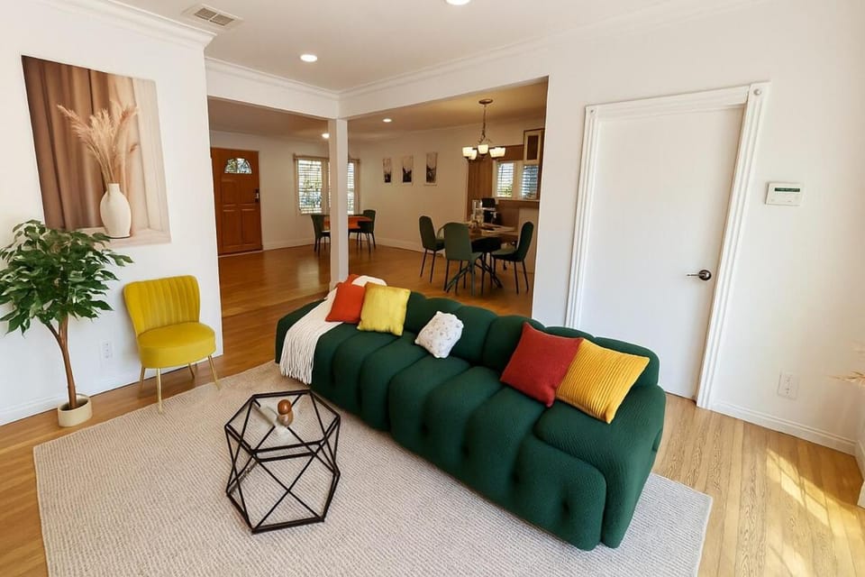 Stylish 3BR Getaway plus Pool House in Tarzana