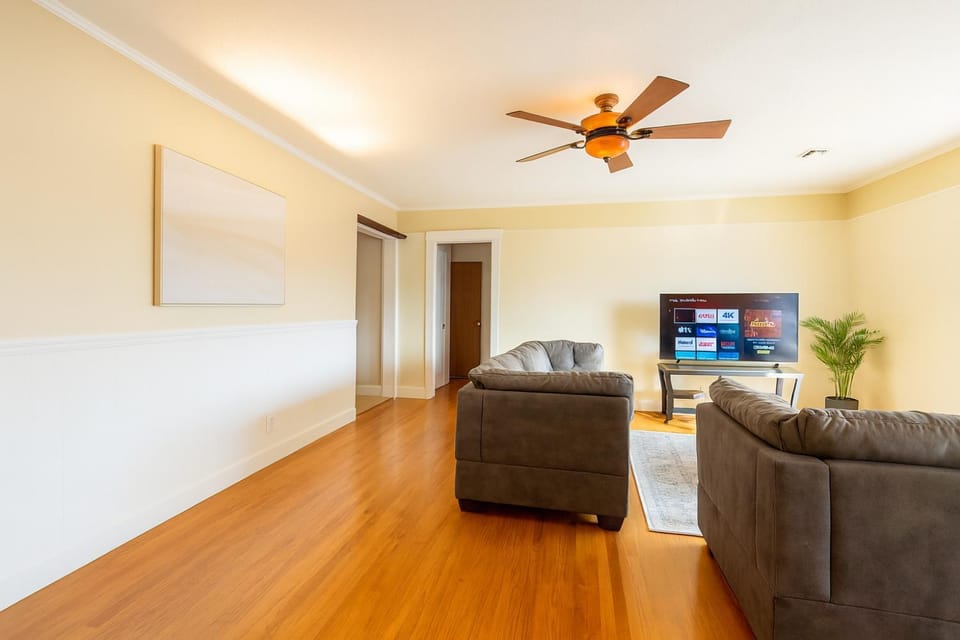 Fullerton Fairytale Vacation Home - 10 Min Drive to Disneyland House in Fullerton