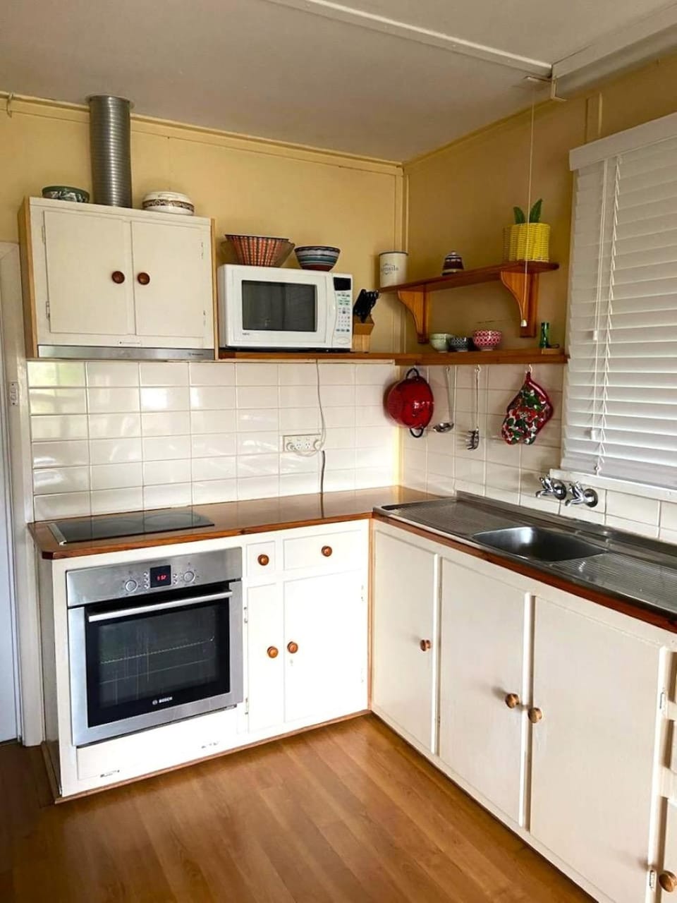 Property building, Kitchen or kitchenette, Dinner, furniture, microwave, oven, storage, stove, kitchen