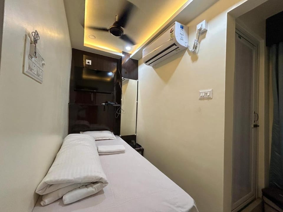 Bed, Bedroom, towels, air conditioner
