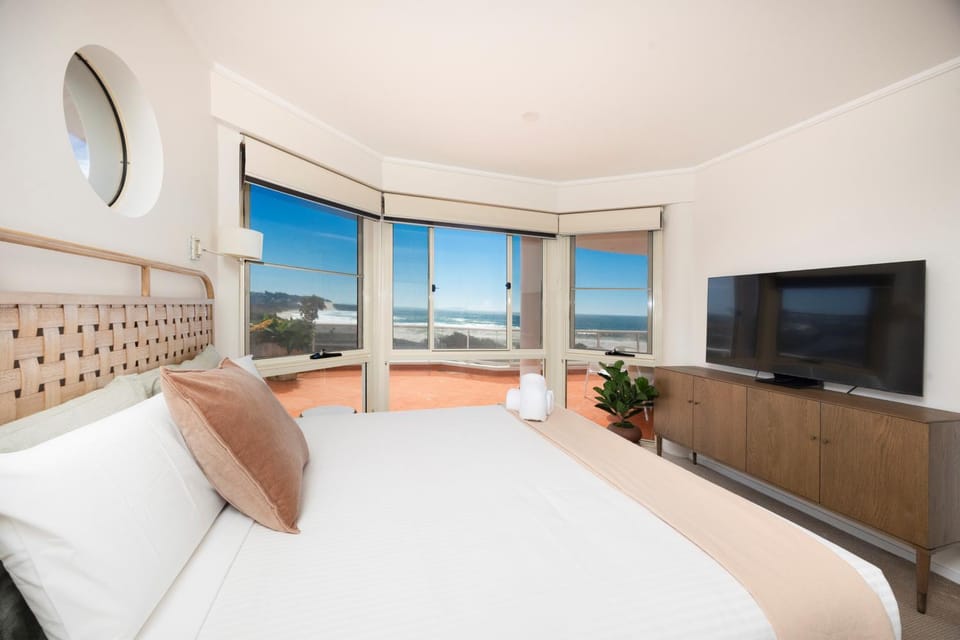Bed, TV and multimedia, Bedroom, Sea view