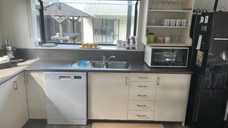 Hosts on the Coast Tamaki Delight House in Whangamatā