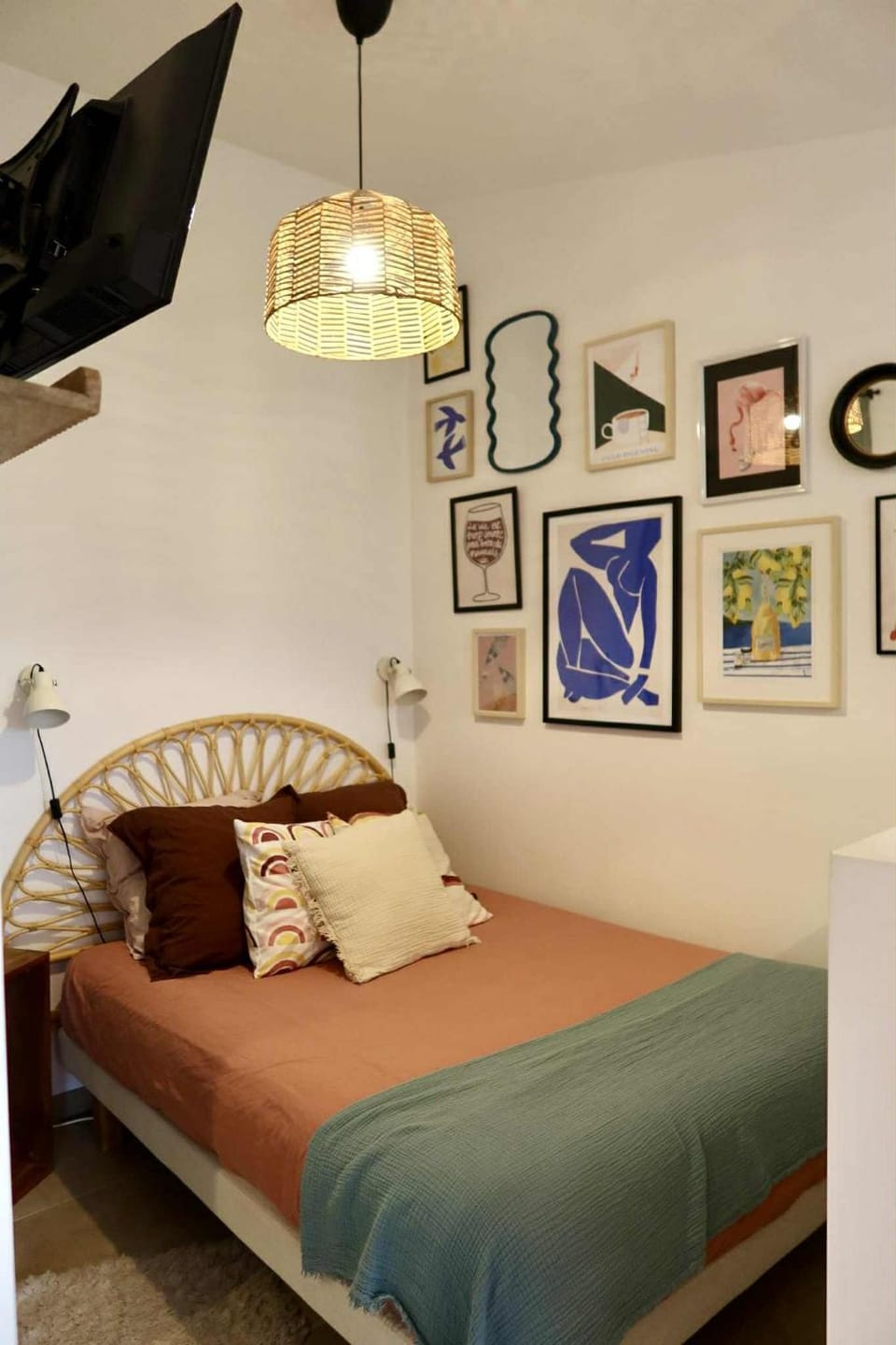 Bed, TV and multimedia, Photo of the whole room, Bedroom, storage