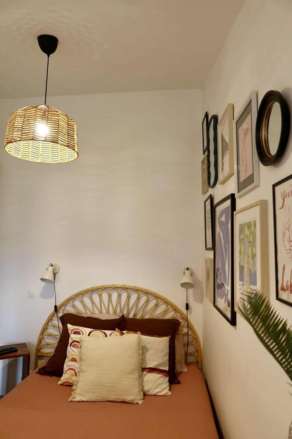 Bed, TV and multimedia, Photo of the whole room, Decorative detail, Bedroom, storage