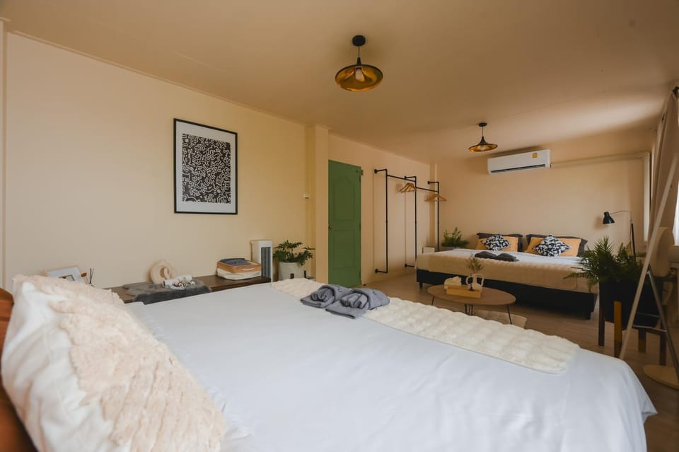 4BR 10PAX 2min 7Eleven & 7min Commons Thonglor House in Bangkok