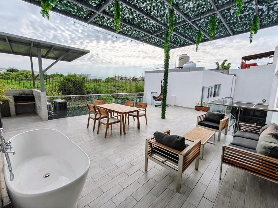 House with 2 pools & a jacuzzi for up to 24 people House in State of Morelos