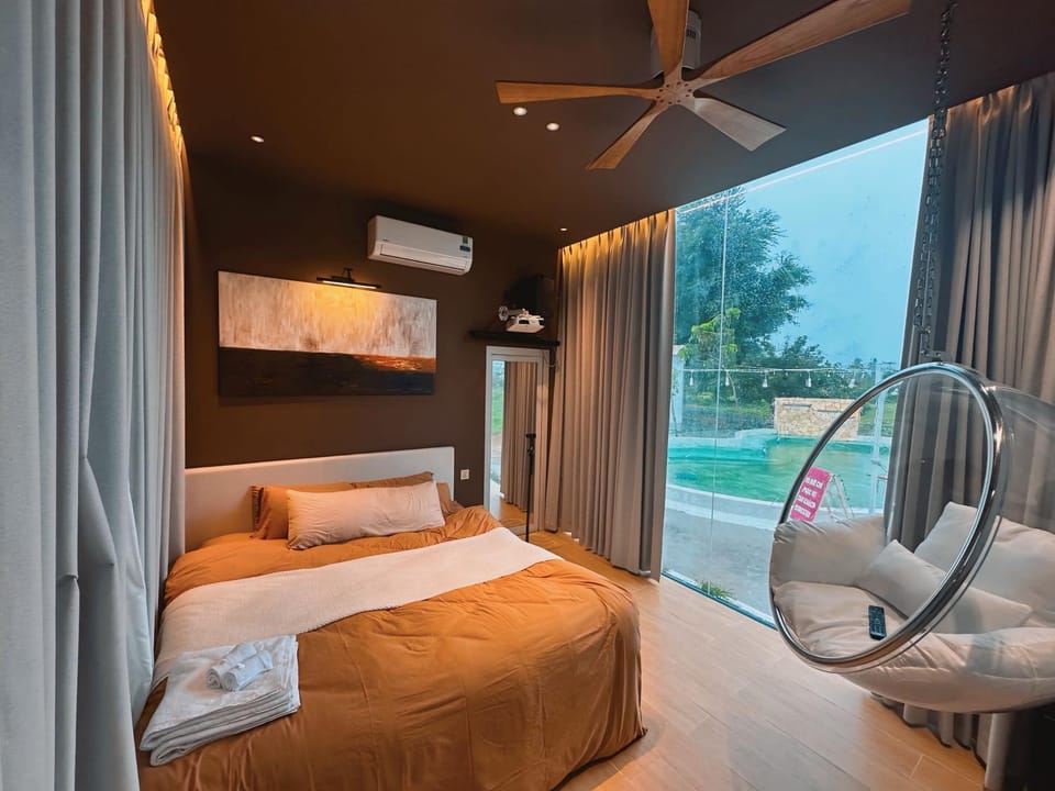 Bed, View (from property/room), Balcony/Terrace, Photo of the whole room, Bedroom, Lake view, Pool view, Swimming pool, fireplace, towels