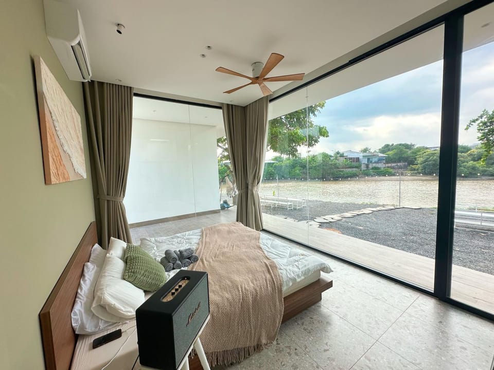 Bed, Day, Natural landscape, Garden, TV and multimedia, Photo of the whole room, Bedroom, Garden view, fireplace, sunbed, towels