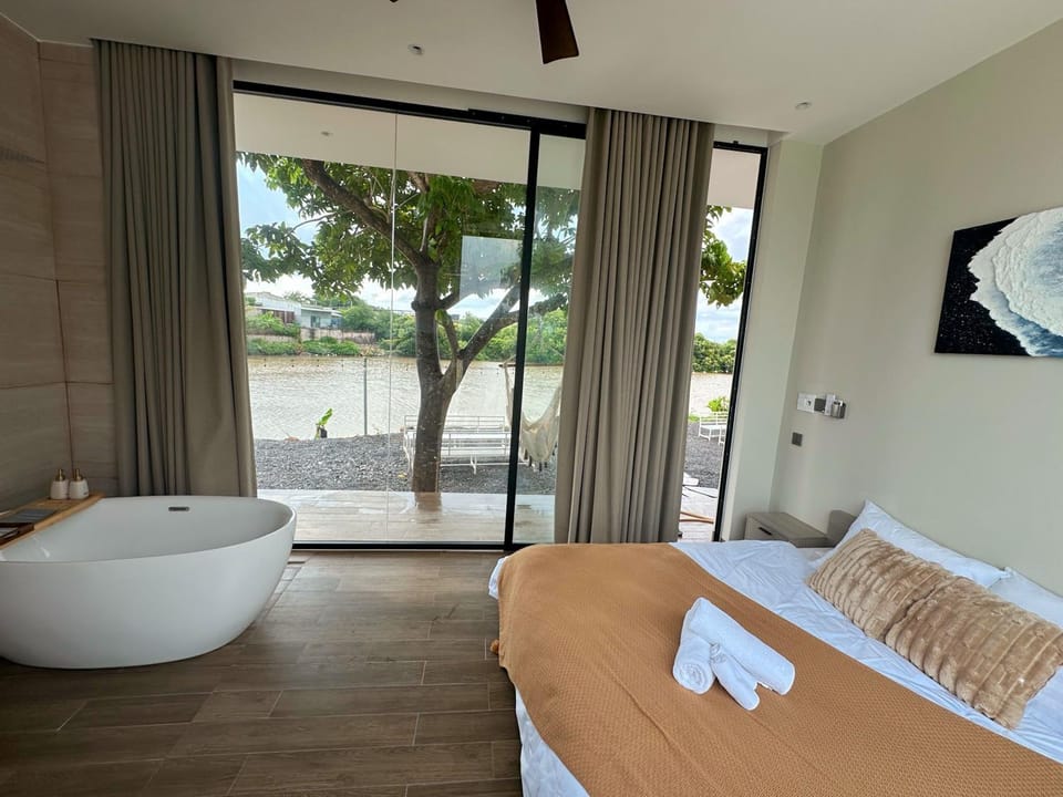 Bed, Photo of the whole room, Seating area, Bedroom, Landmark view, towels