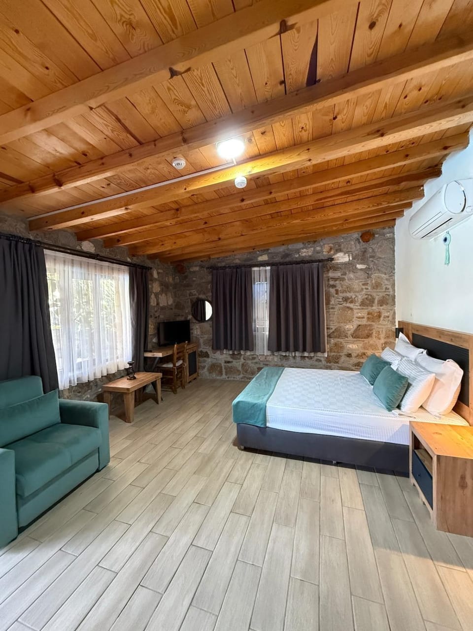 Bed, Photo of the whole room, Seating area
