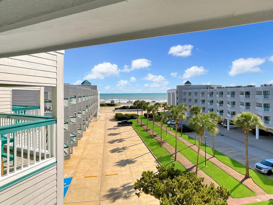 Property building, View (from property/room), Balcony/Terrace, Location, Parking