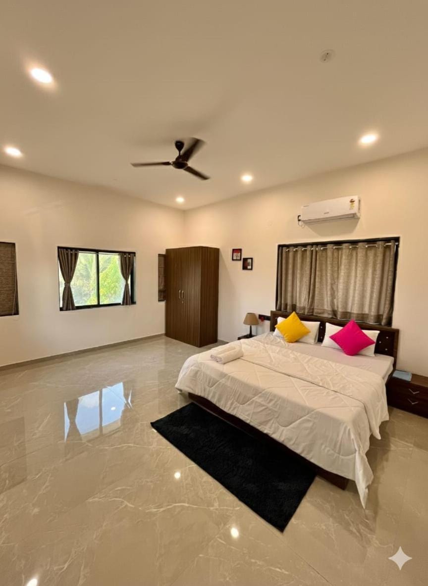 Photo of the whole room, Bedroom, wardrobe, air conditioner