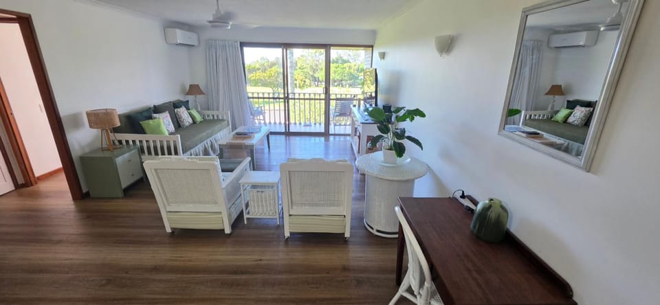 Living room, Seating area, air conditioner