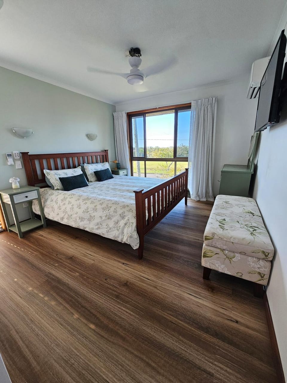 Bed, TV and multimedia, Photo of the whole room, Bedroom, Sea view, Sunrise, Sunset, wardrobe, air conditioner