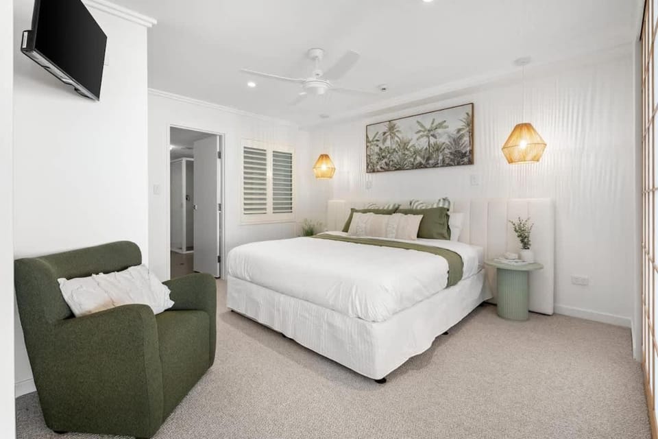 Executive Waterfront Apartment - Palms at The Pier Apartment in Hervey Bay