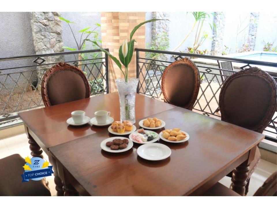 Restaurant/places to eat, Food and drinks, Dining area