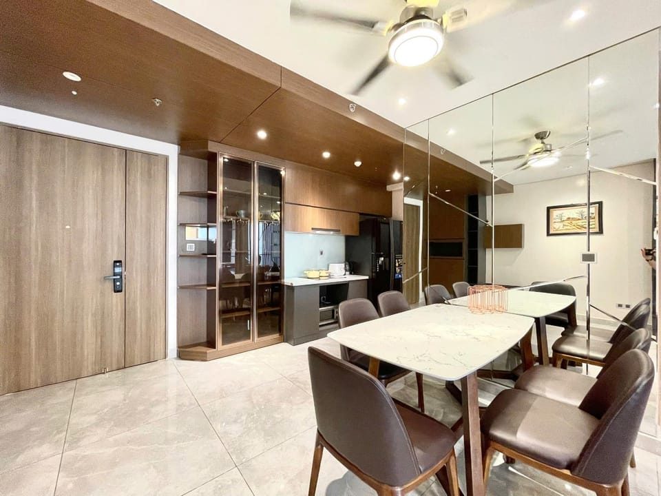 Kitchen or kitchenette, Seating area, Dining area