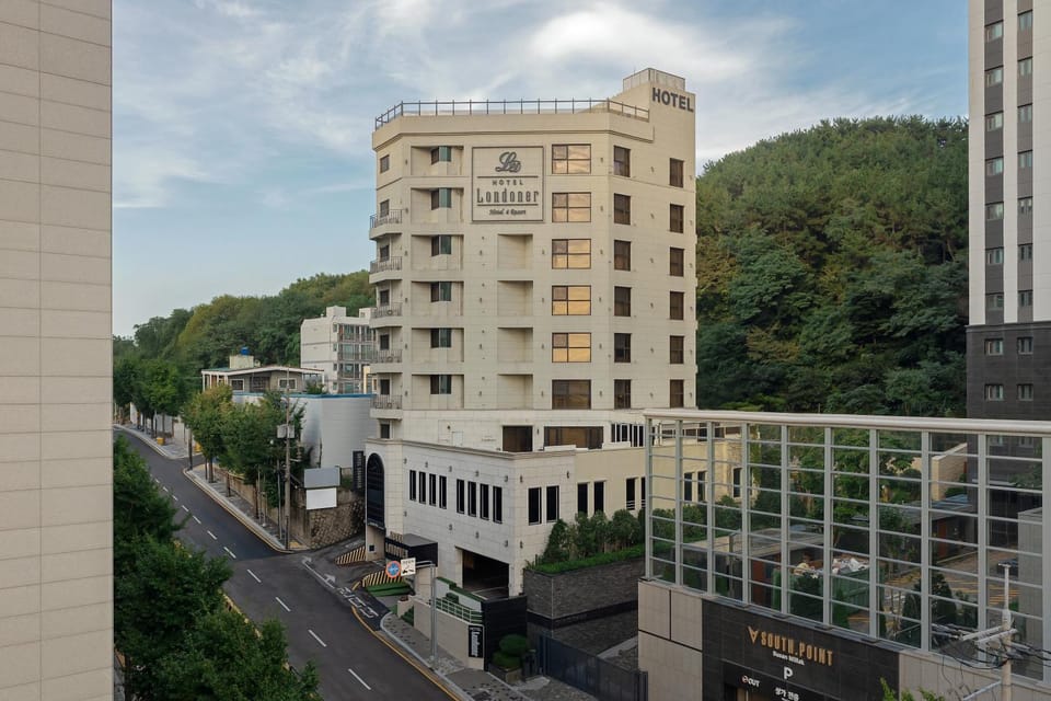 Property building, Day, City view, Location