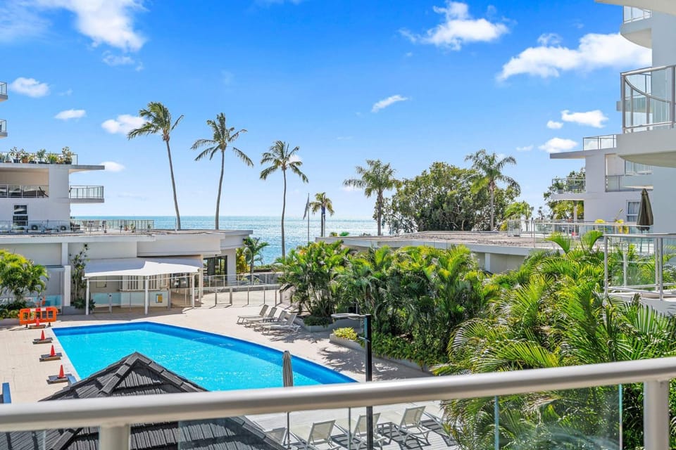 Waters Edge at The Pier-Stunning Ocean & Pool Views Apartment in Hervey Bay