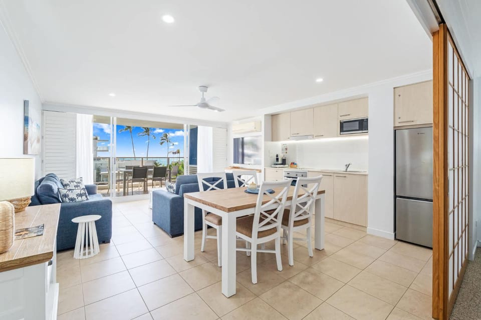 Waters Edge at The Pier-Stunning Ocean & Pool Views Apartment in Hervey Bay