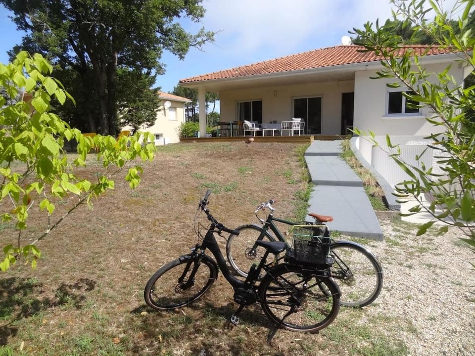 Property building, Patio, Spring, Day, Garden, Balcony/Terrace, Cycling