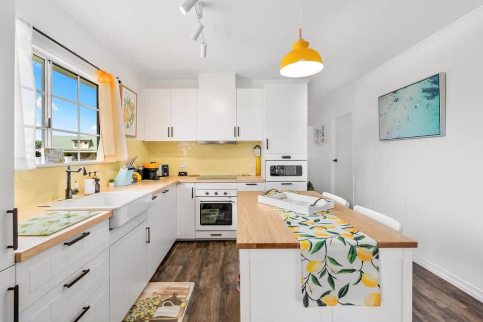 Retro Inspired Beachhouse 300m to Beach House in Hervey Bay