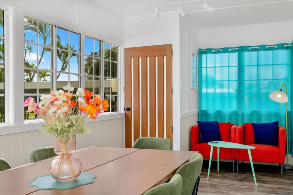 Retro Inspired Beachhouse 300m to Beach House in Hervey Bay