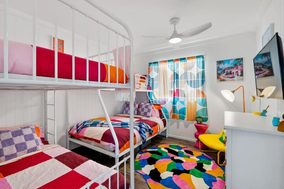 Retro Inspired Beachhouse 300m to Beach House in Hervey Bay