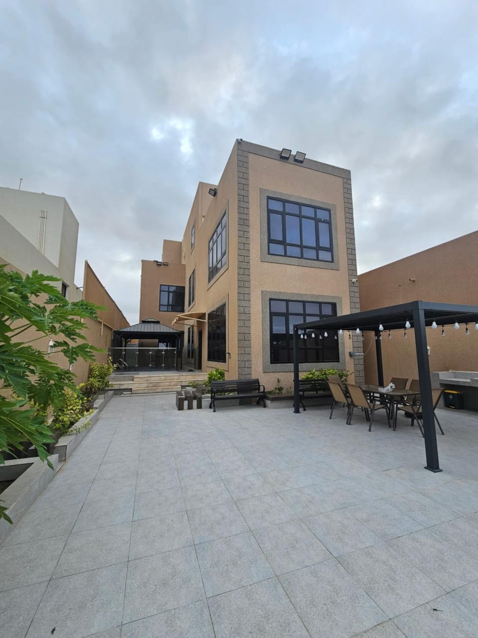 Property building, Day, Garden