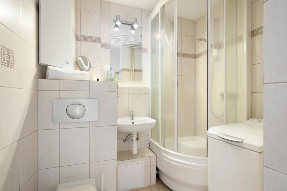Shower, Toilet, Bathroom, towels