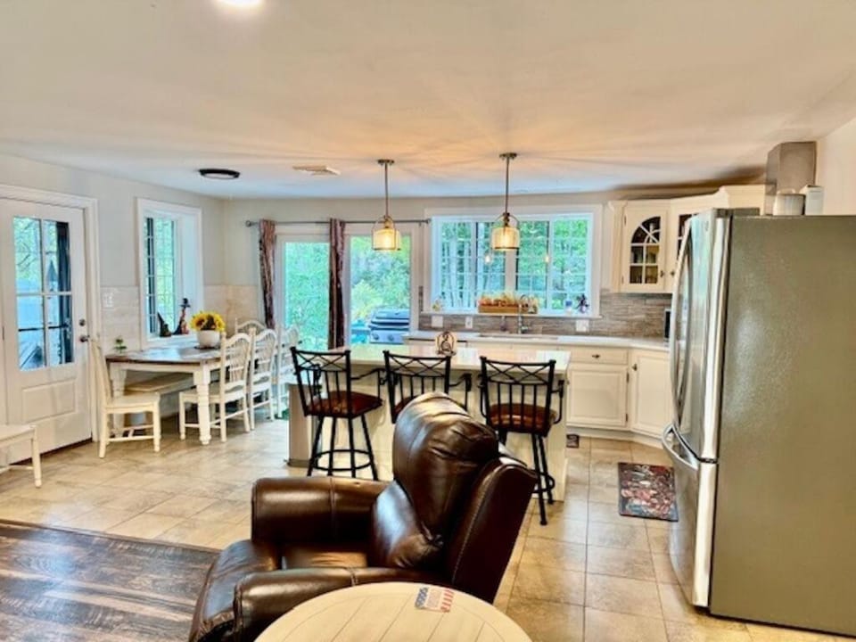 The Winnisquam Jewel-An Elegant Lakefront Retreat House in Lake Winnisquam