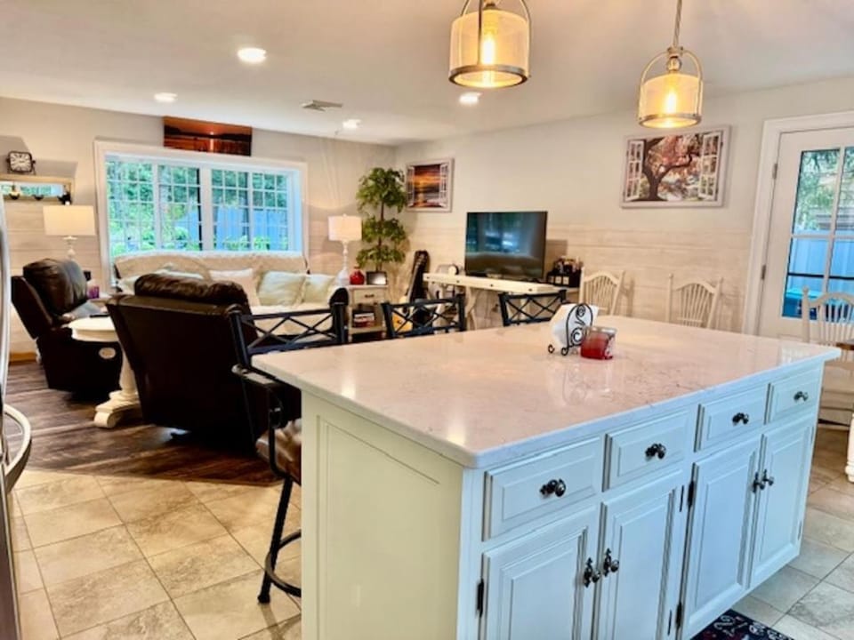 The Winnisquam Jewel-An Elegant Lakefront Retreat House in Lake Winnisquam