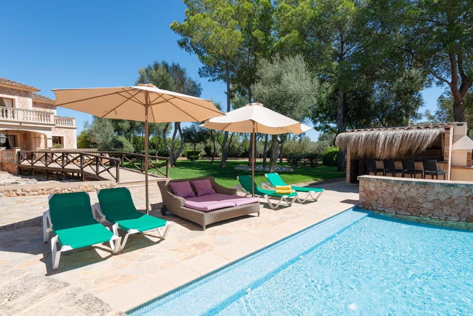 Swimming pool, sunbed