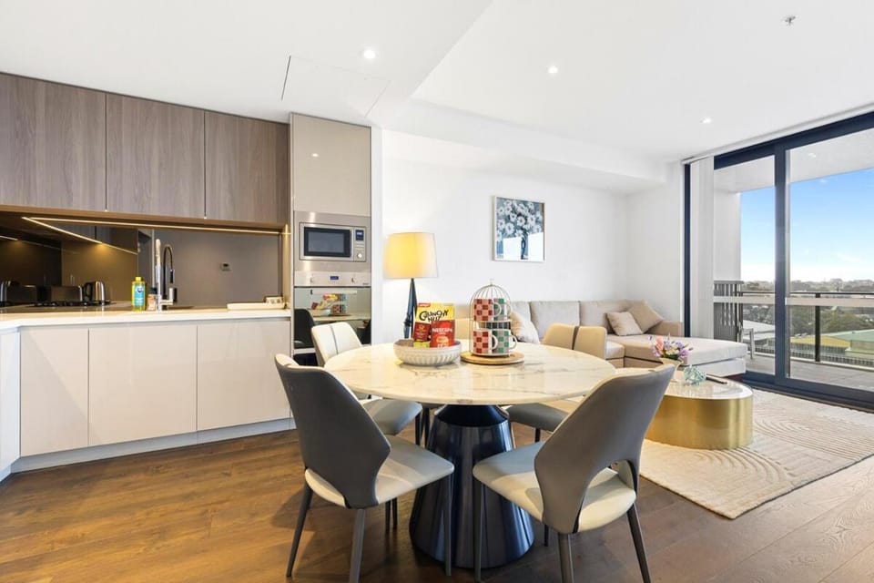 Stunning City Views--Spacious 3 Bedrooms Apartment--Mascot Apartment in Mascot