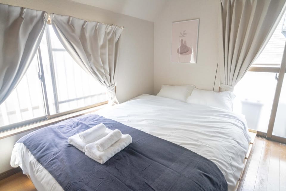 Bed, Bedroom, towels