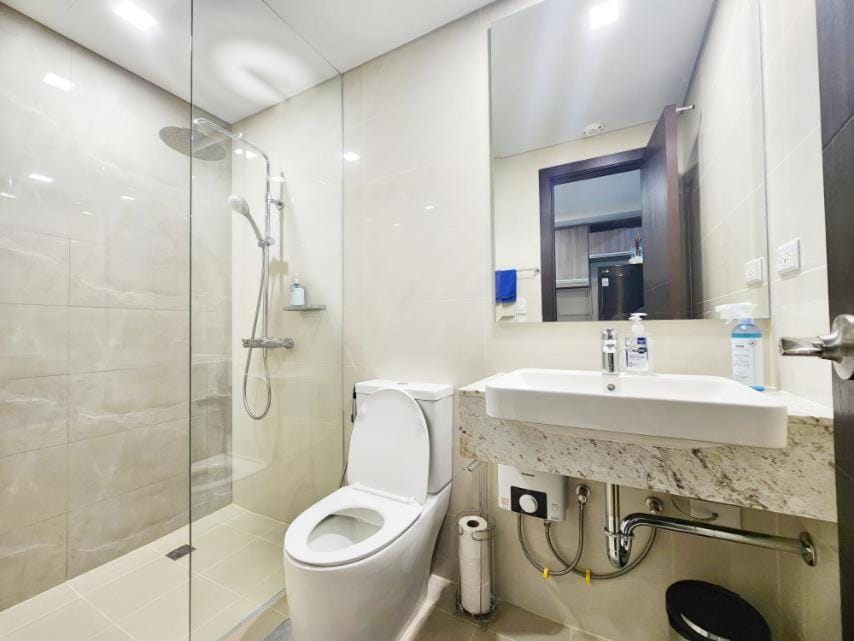 Modern 1 br in Park Mckinley West with Breathtaking view fast internet Apartment in Makati