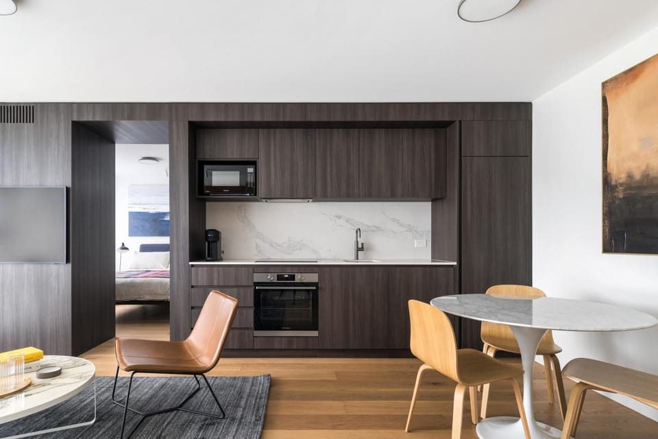 Kitchen or kitchenette, Dining area, oven