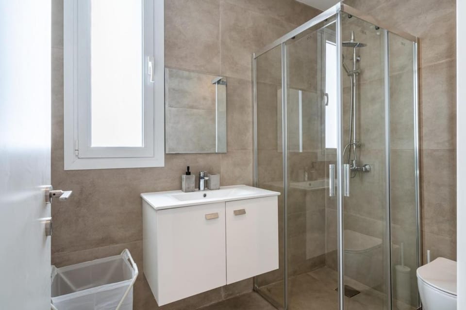 Shower, Toilet, Bathroom, towels