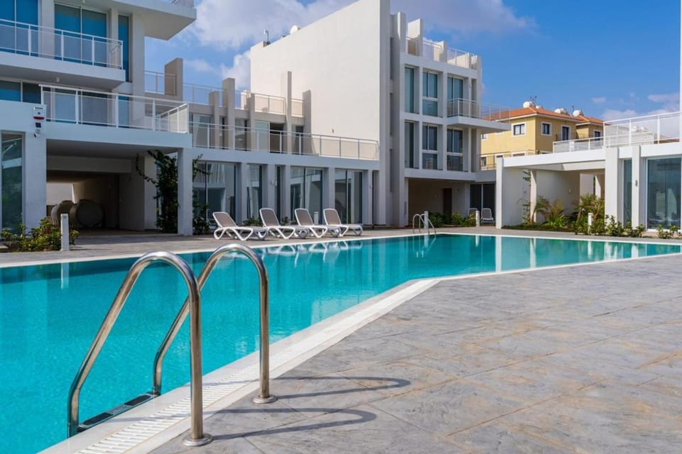 Property building, Swimming pool, Swimming pool, sunbed