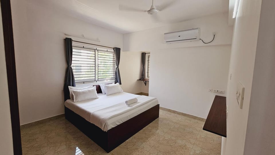 Bed, Bedroom, towels, air conditioner
