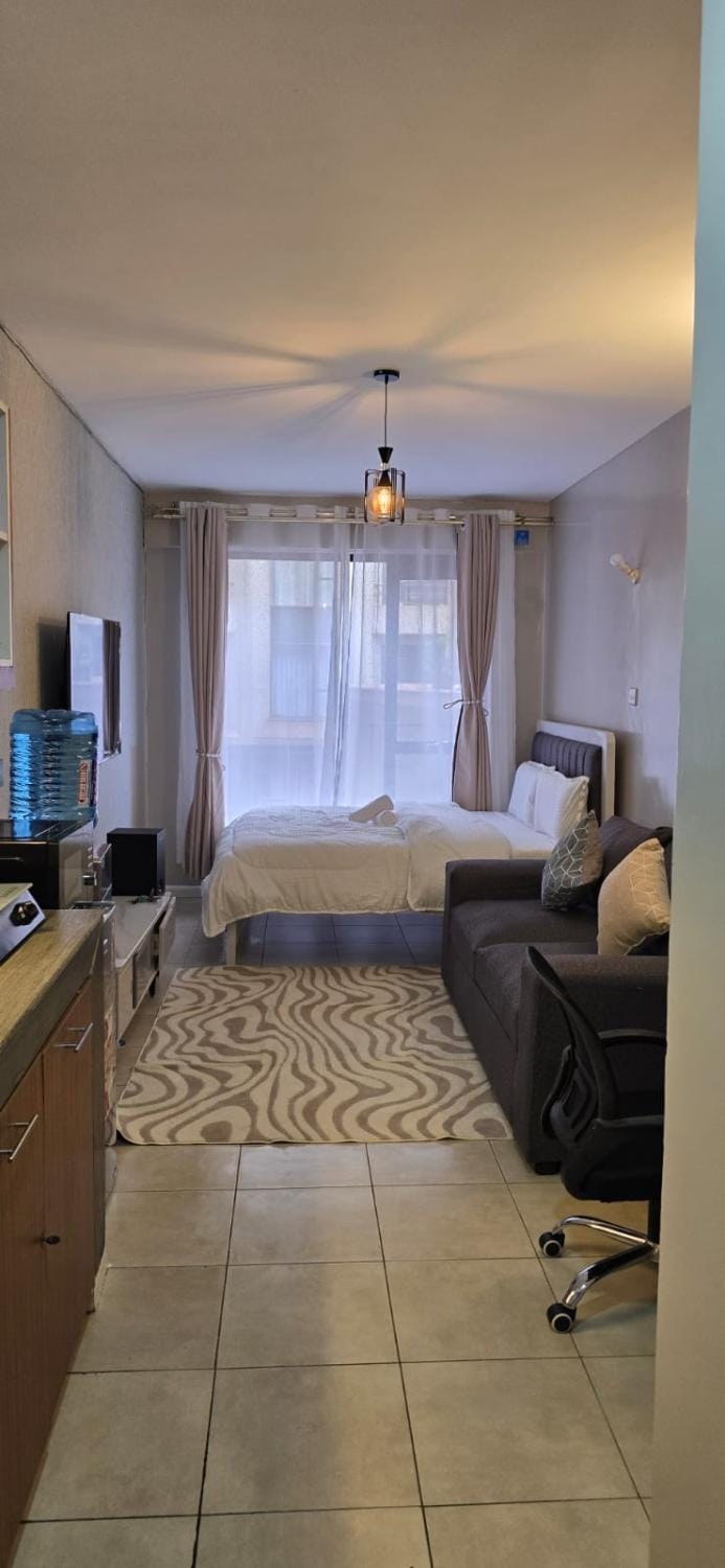 Modern Coral Bells Studio WiFi Pool Gym Bed and Breakfast in Nairobi