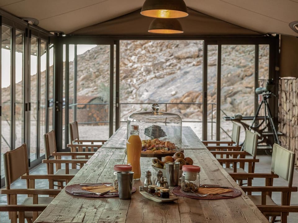 Restaurant/places to eat, Dining area