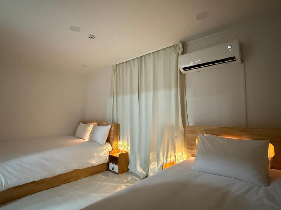Bed, Photo of the whole room, Bedroom, air conditioner
