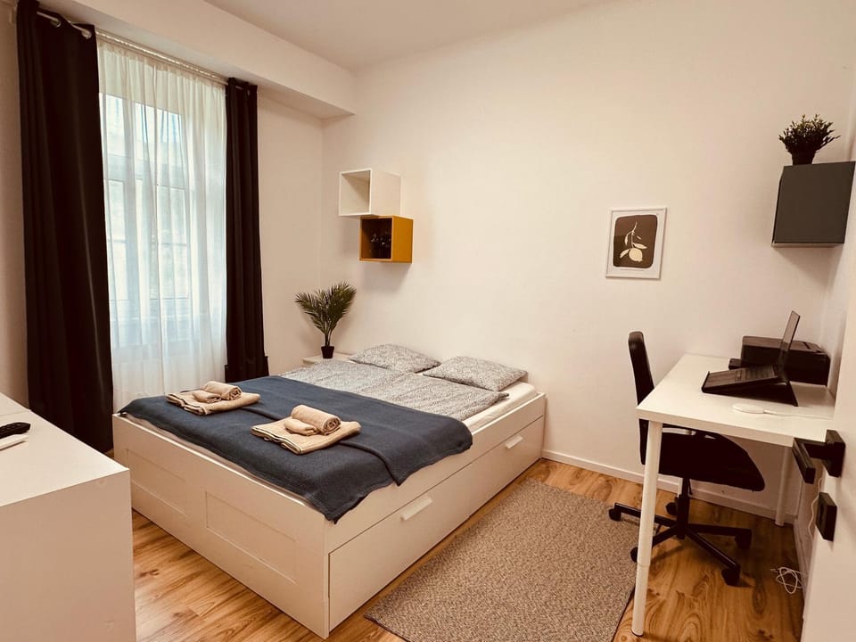 Bed, TV and multimedia, Photo of the whole room, Bedroom, hair dresser, towels