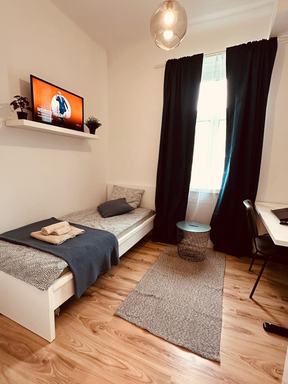 Bed, TV and multimedia, Photo of the whole room, Seating area, Bedroom