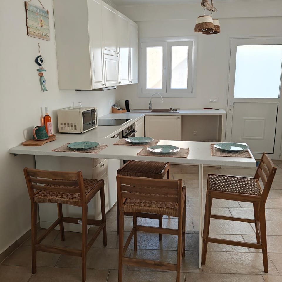 Coffee/tea facilities, Kitchen or kitchenette, Decorative detail, Dining area, stove