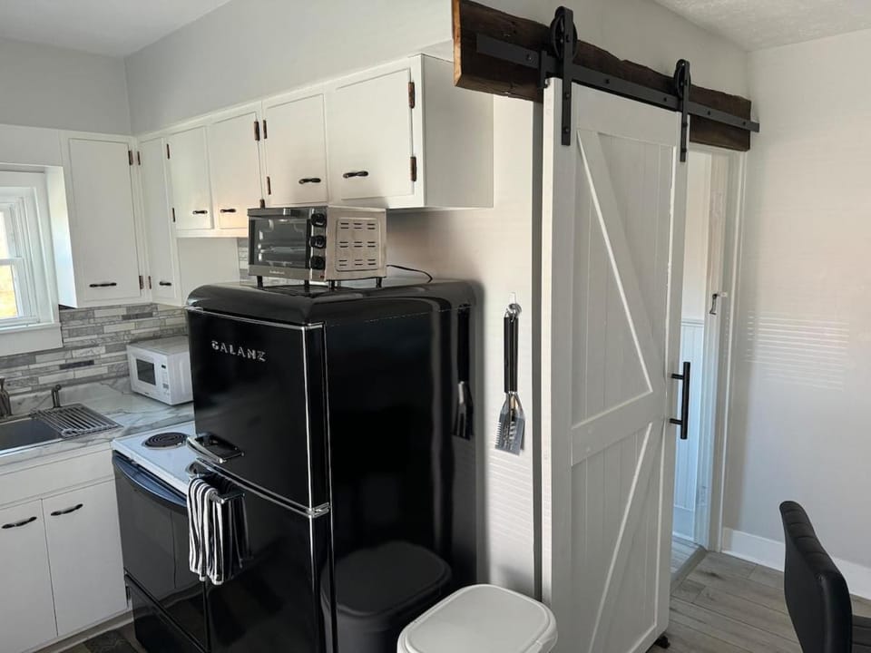 Downtown Willoughby Historic District Gem 3 Apartment in Willoughby