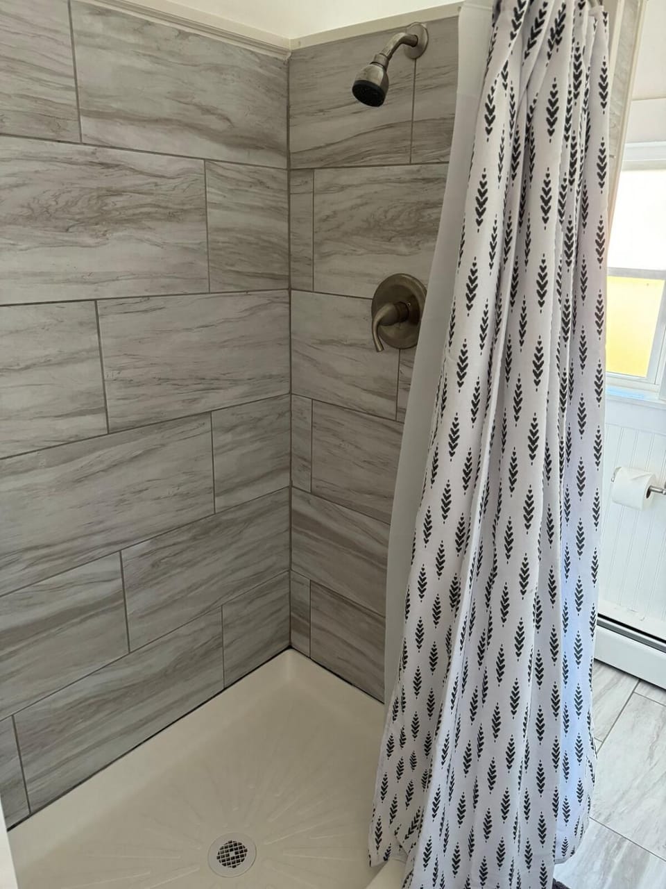 Downtown Willoughby Historic District Gem 3 Apartment in Willoughby