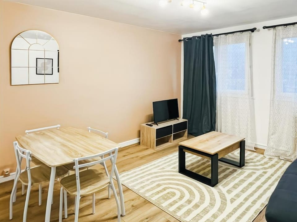 TV and multimedia, Living room, Seating area, Dining area