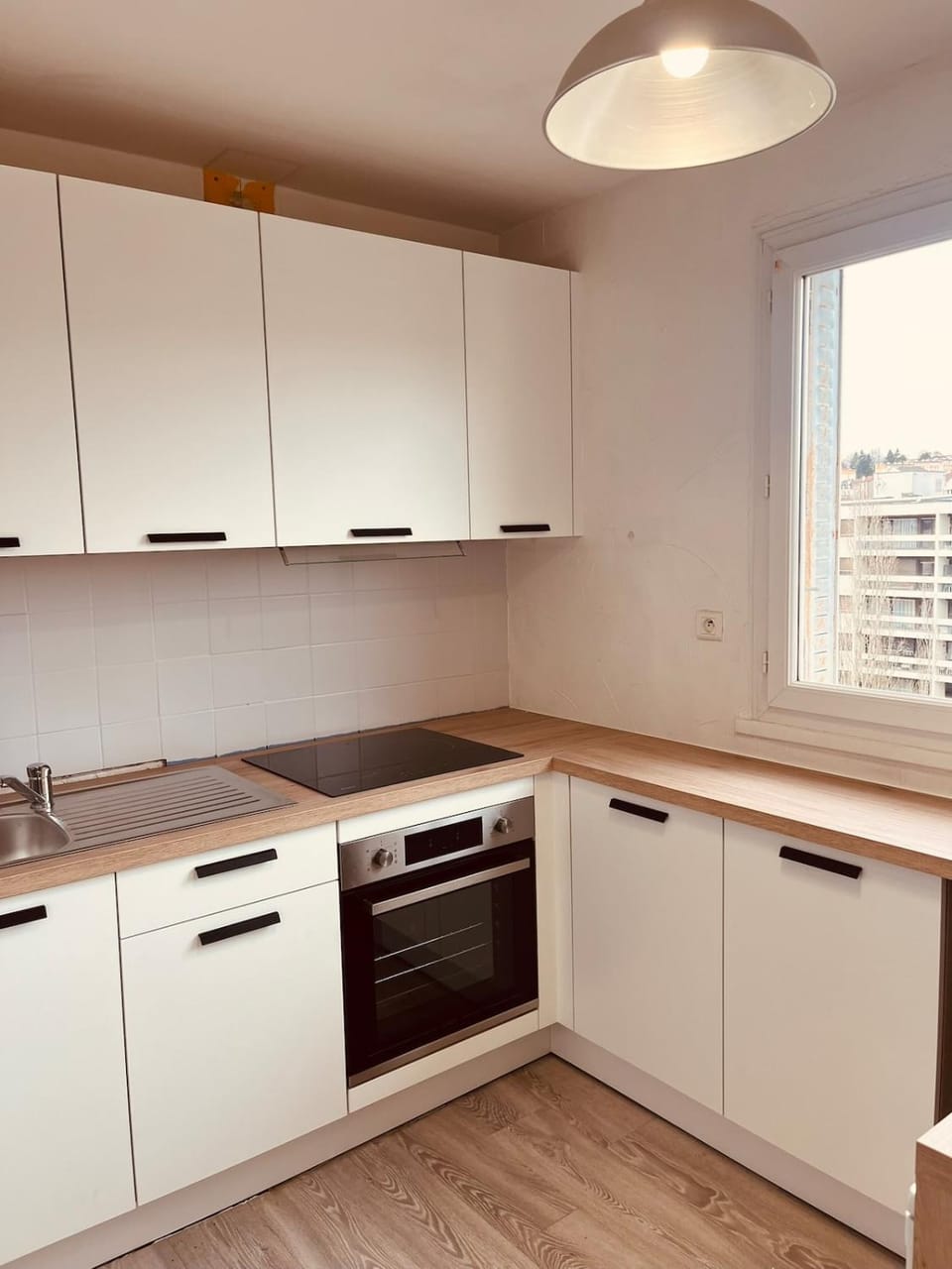 Kitchen or kitchenette, oven